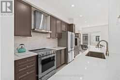 168 TANGO CRESCENT | Newmarket Ontario | Slide Image Nine