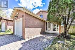 27 SAMANTHA CIRCLE | Richmond Hill Ontario | Slide Image Three