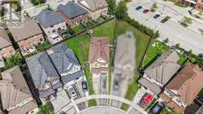 18 HEREFORDSHIRE CRESCENT | Newmarket Ontario | Slide Image Three