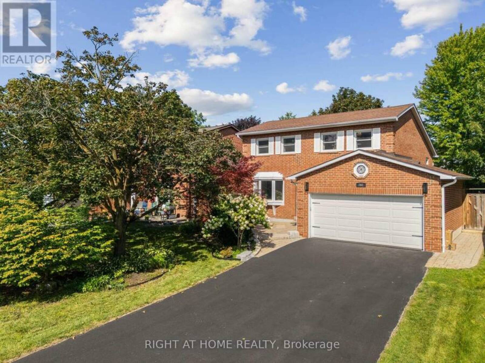 262 YORKSHIRE DRIVE, Newmarket, Ontario L3Y 6J7