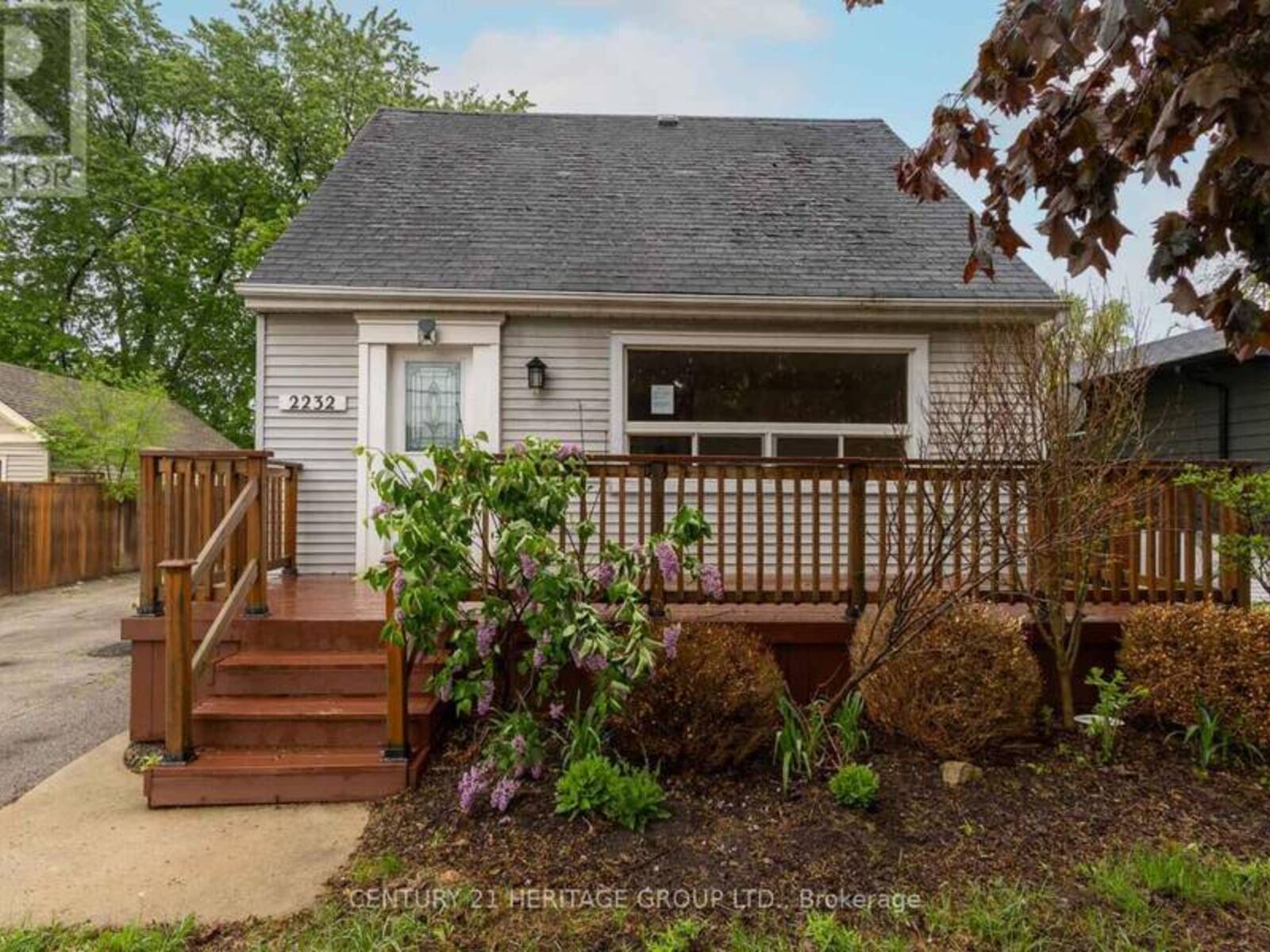 2232 QUEENSWAY DRIVE, Burlington, Ontario L7R 3T1