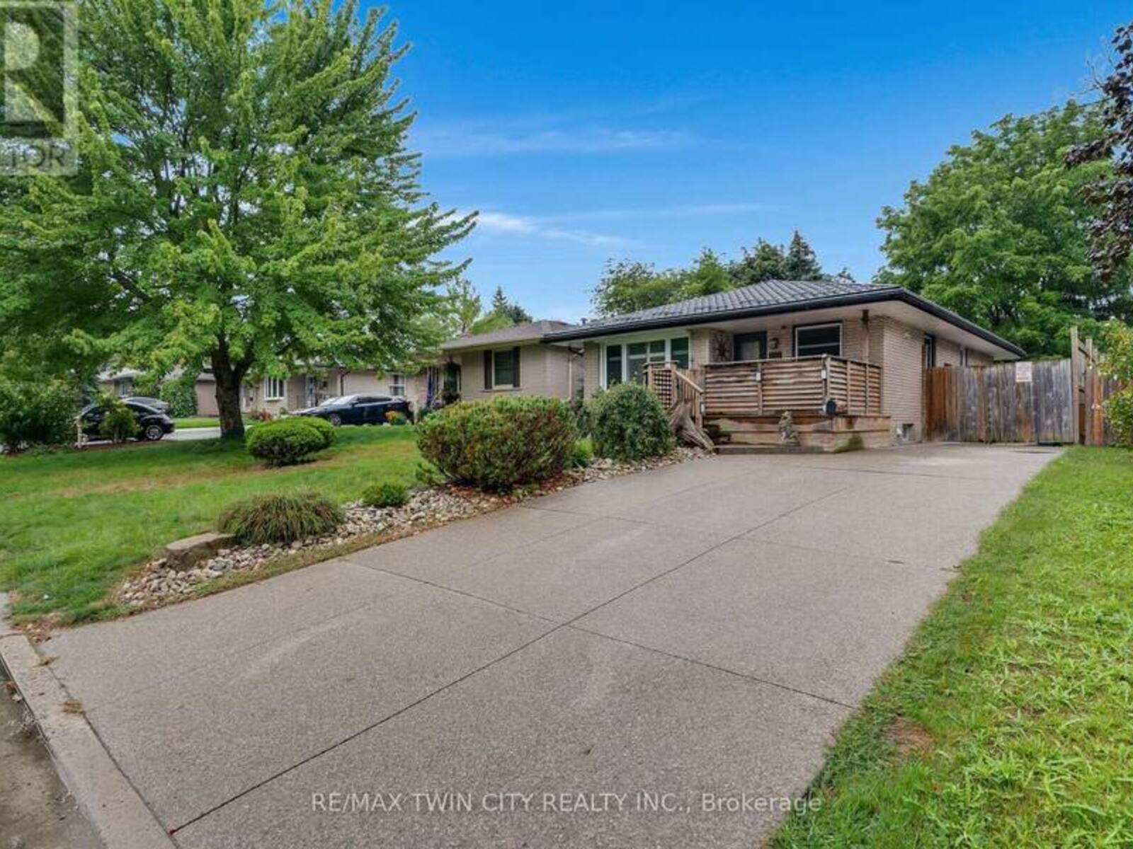 83 KIMBERLY CRESCENT, Kitchener, Ontario N2E 1C8