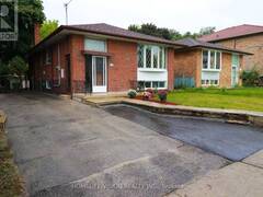 61 LEWISTON ROAD Toronto Ontario, M1P 1X8