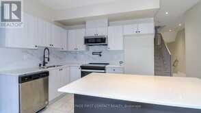 92 FAIRLANE AVENUE | Barrie Ontario | Slide Image Sixteen