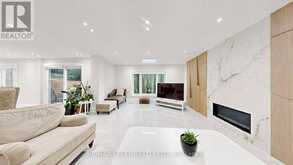 2B TRINITY CRESCENT | Richmond Hill Ontario | Slide Image Thirteen