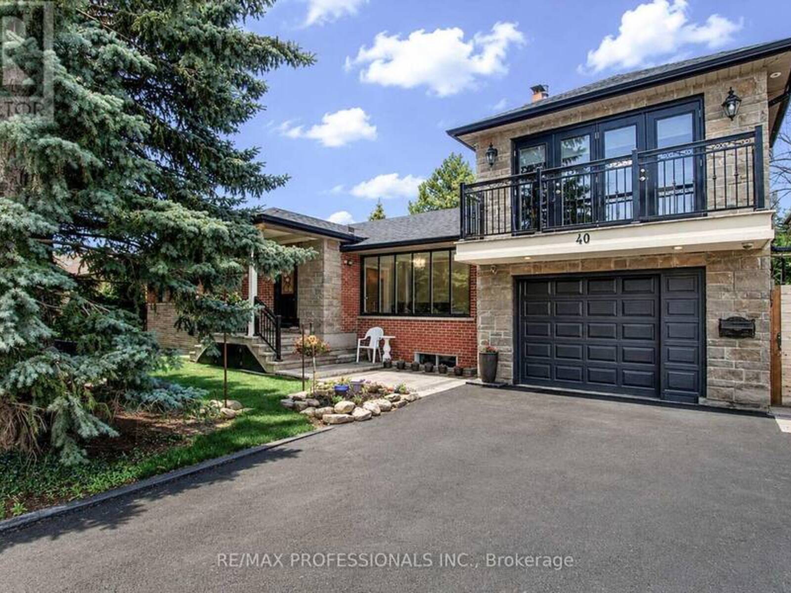 40 COWLEY AVENUE, Toronto, Ontario M9B 2E3