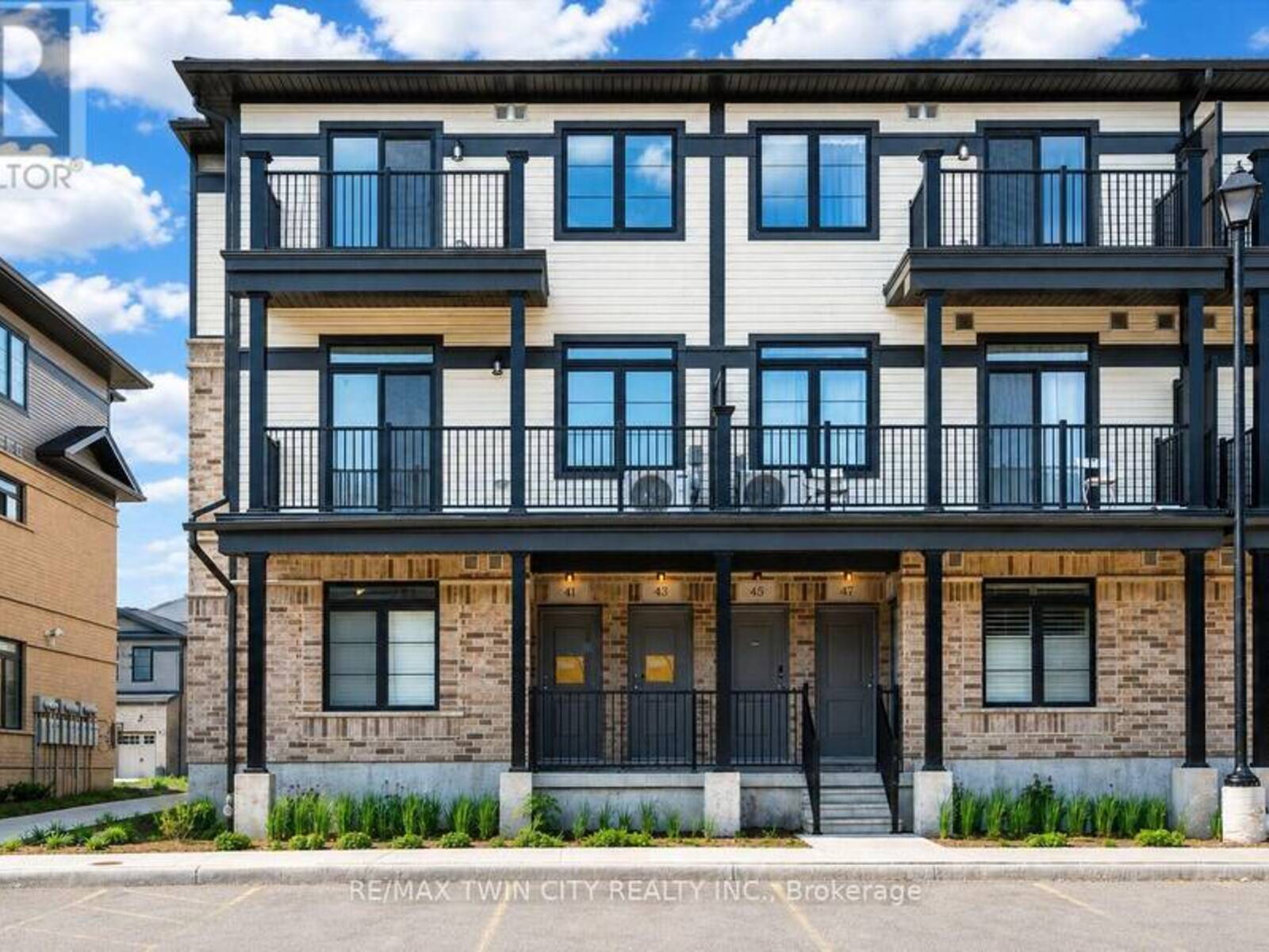 43 LOMOND LANE, Kitchener, Ontario N2R 0R4