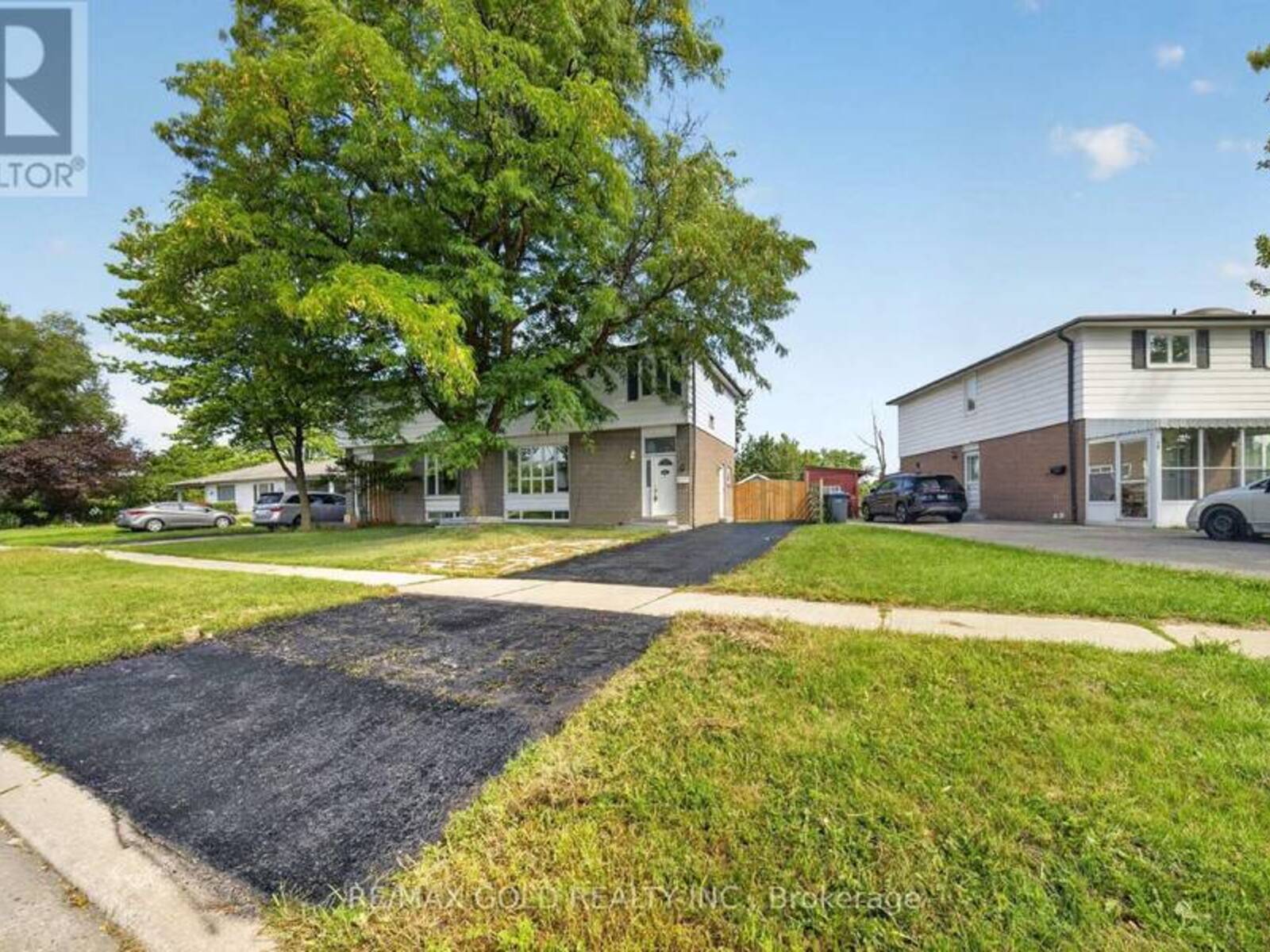 8 EARNSCLIFFE GATE, Brampton, Ontario L6T 3B3