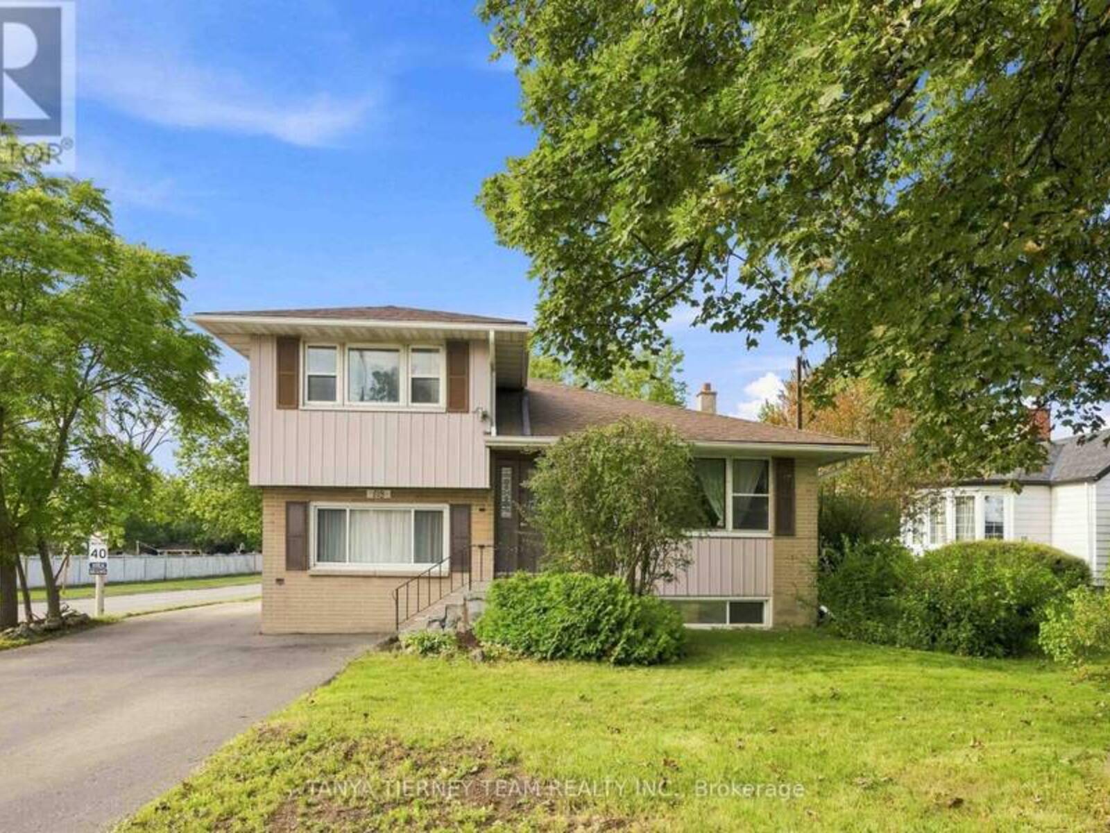 118 ROSSLAND ROAD W, Oshawa, Ontario L1G 2V6