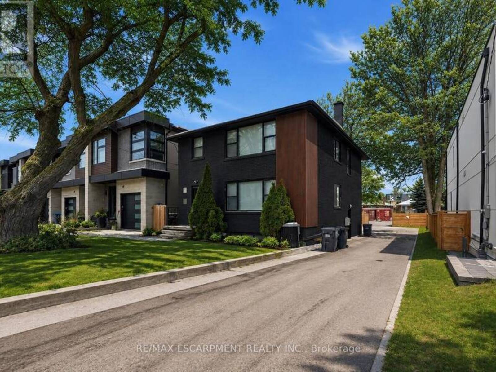 43 BROADVIEW AVENUE, Mississauga, Ontario L5H 2S8
