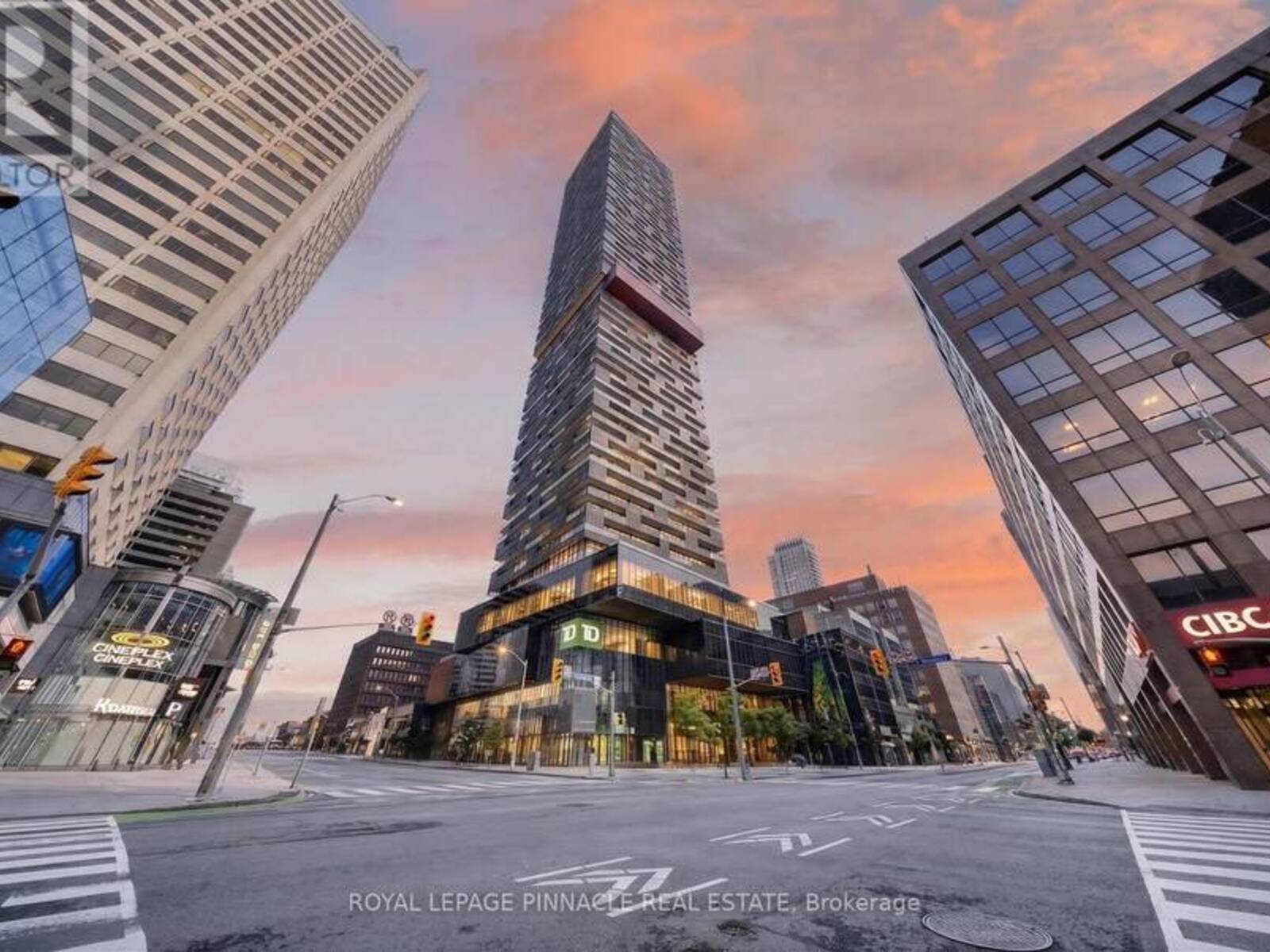 2002 - 8 EGLINTON AVENUE E, Toronto, Ontario M4P 0C1