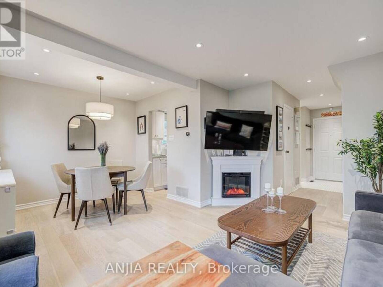 8 MARESFIELD DRIVE, Toronto, Ontario M1V 2X1