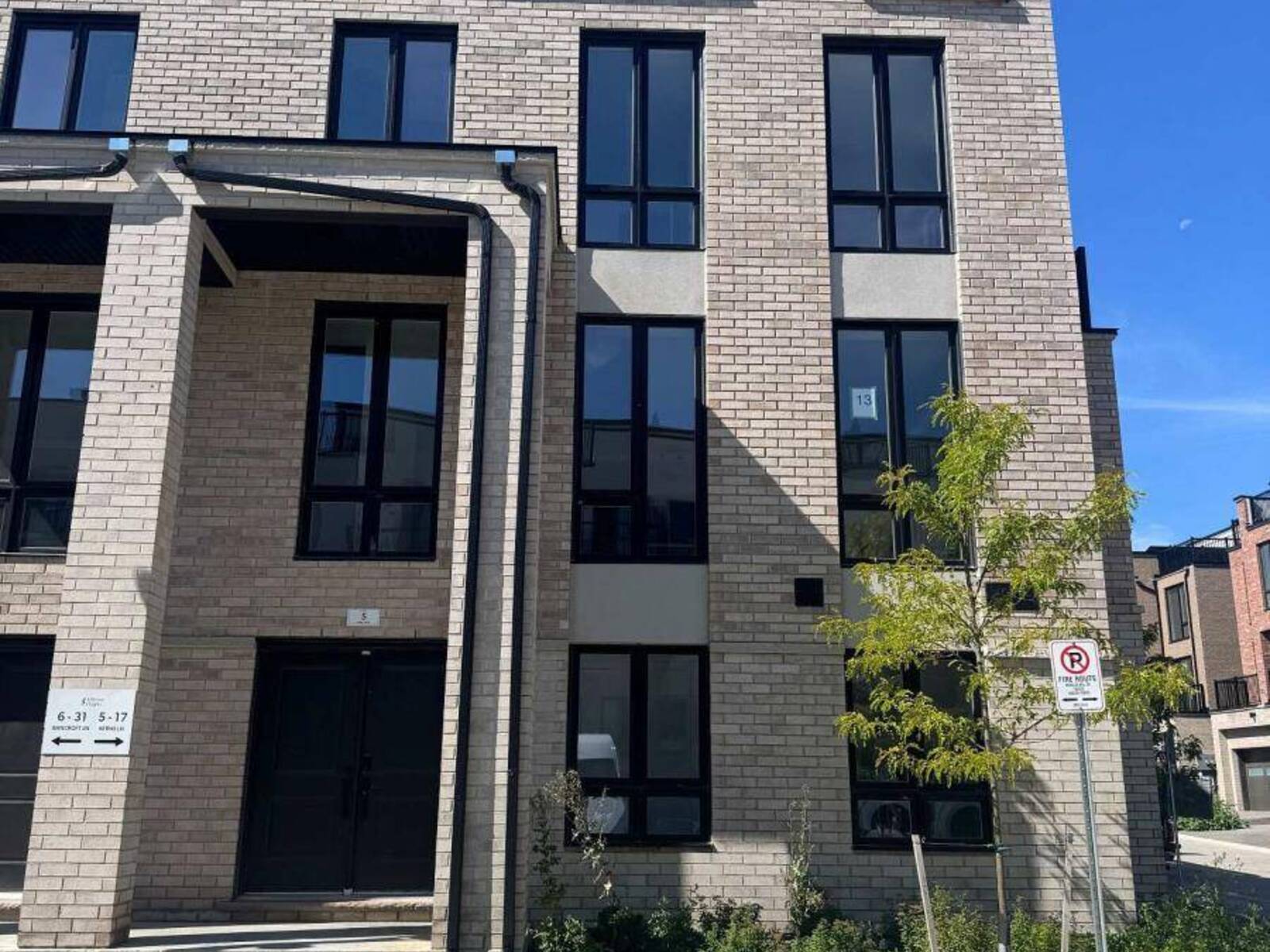 5 KERNS LANE, Richmond Hill, Ontario L4E 1M1