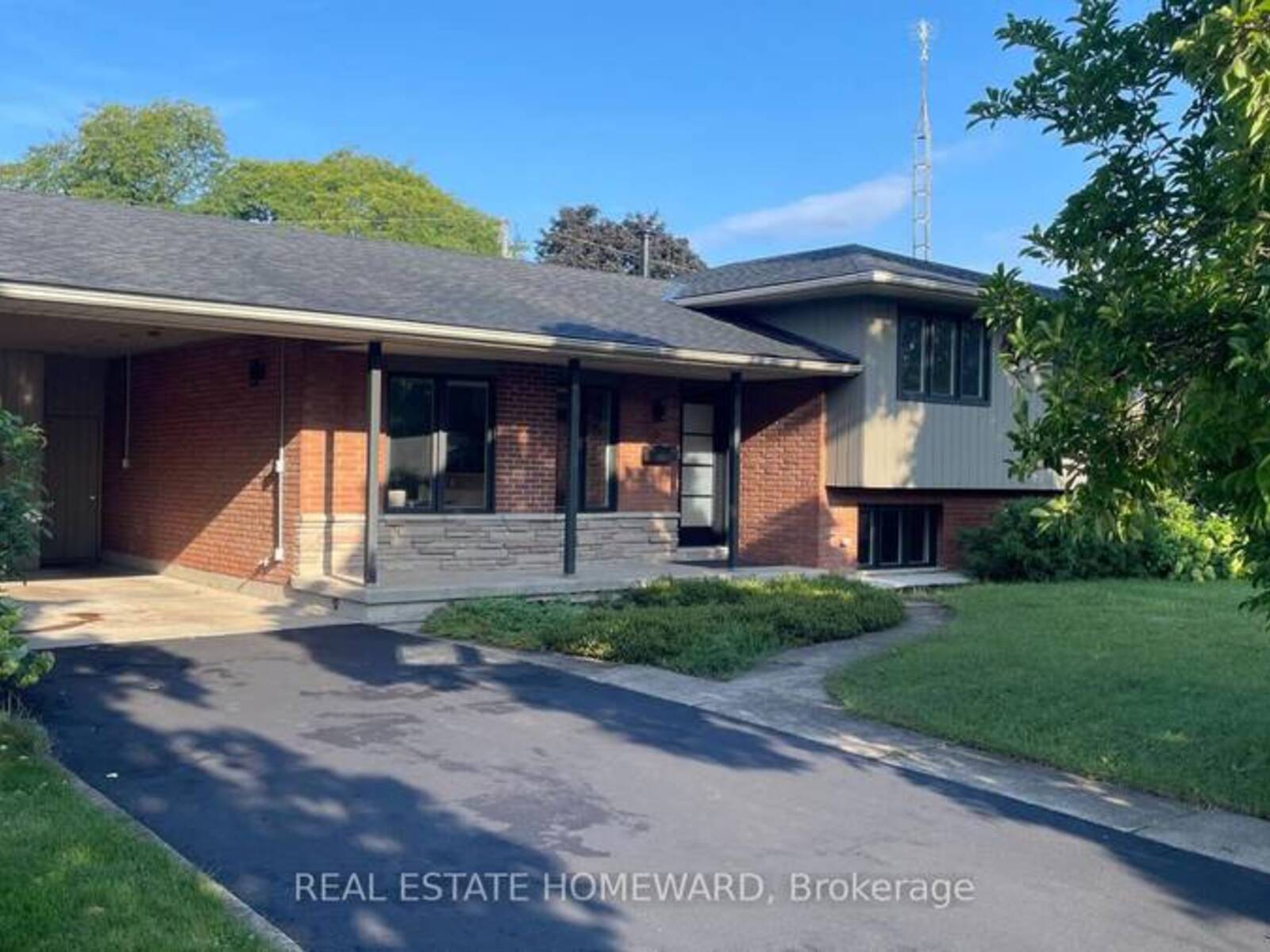 33 STRATHCONA DRIVE, St. Catharines, Ontario L2M 2A8