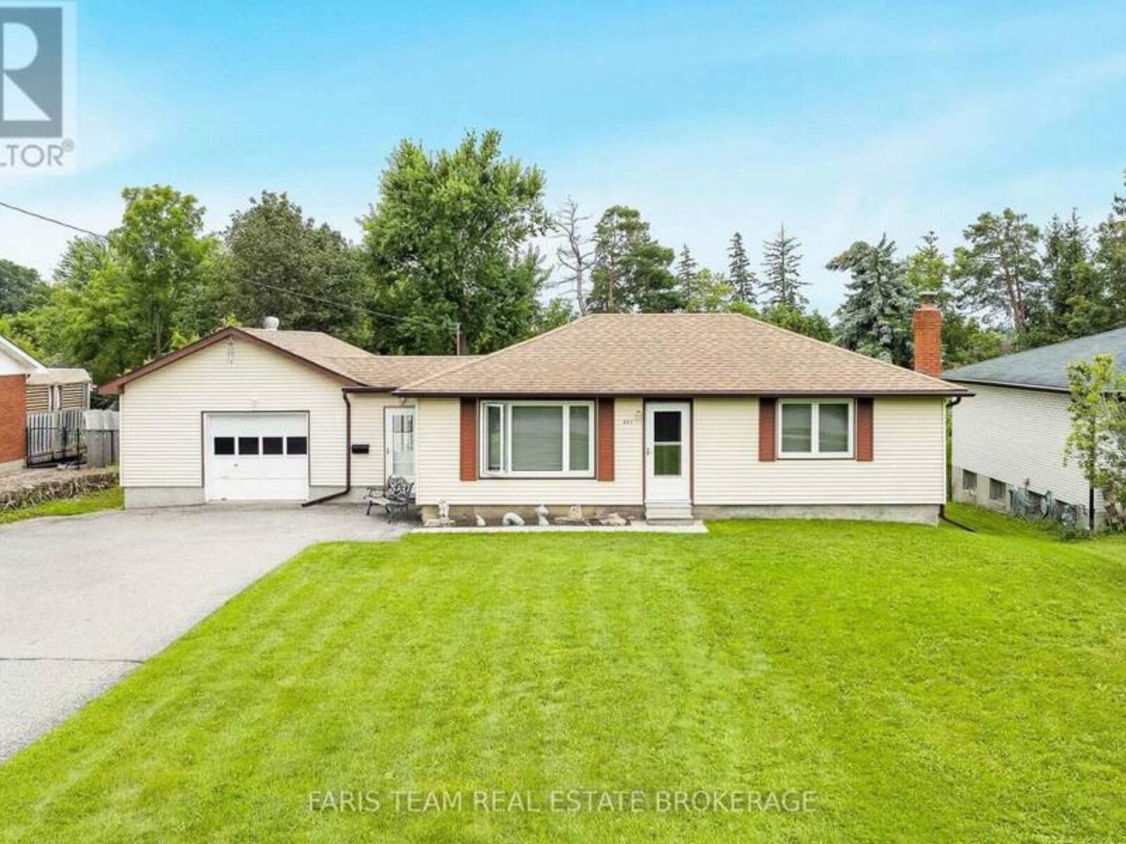 207 WARNICA ROAD, Barrie, Ontario L4N 3Z2
