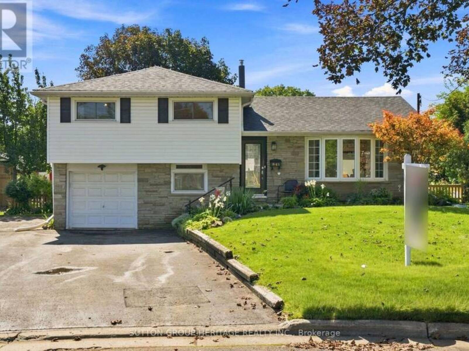 843 CARNATION COURT, Oshawa, Ontario L1H 2H6