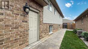 8655 WESTPORT DRIVE | Niagara Falls Ontario | Slide Image Three