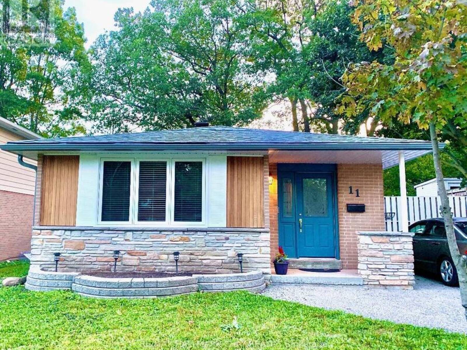 11 DAPHNE CRESCENT, Barrie, Ontario L4M 2Y7