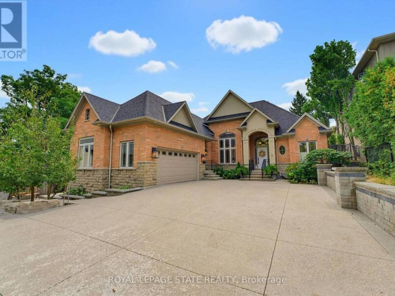 56 ACADEMY STREET, Ancaster, Ontario L9G 2Y1