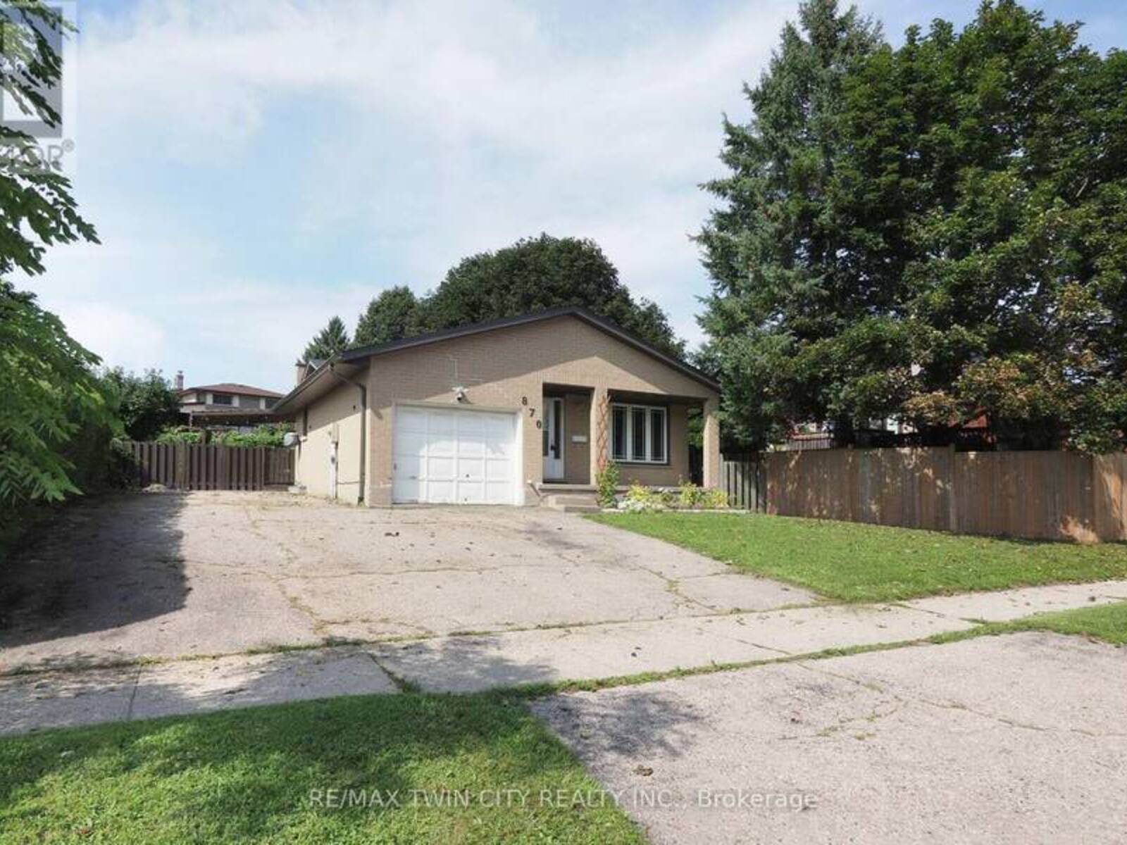 870 STRASBURG ROAD, Kitchener, Ontario N2E 2K4