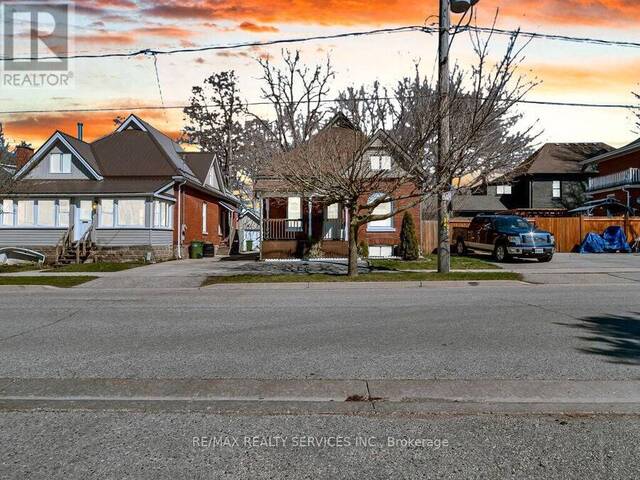 65 MOORE STREET St. Thomas Ontario, N5R 3W4 - 5 Bedrooms Home For Sale