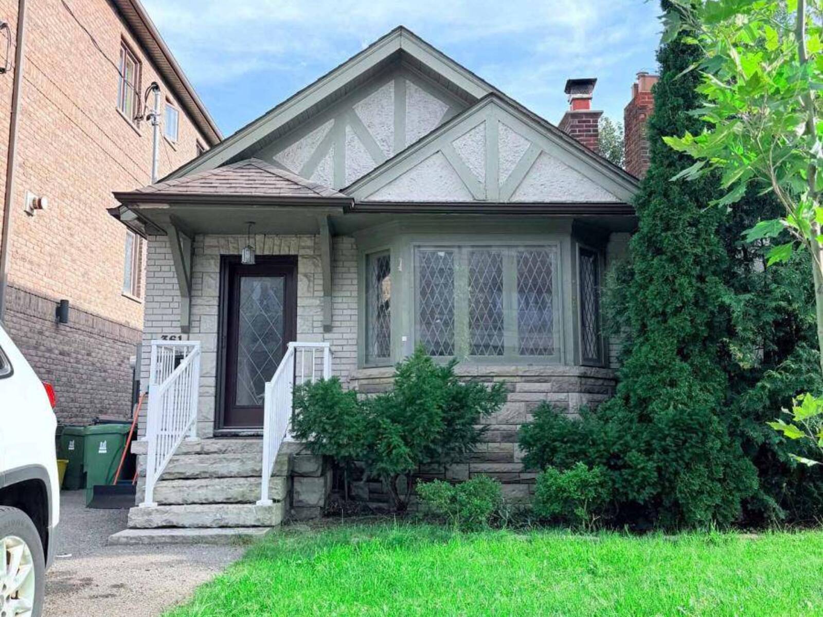 361 FAIRLAWN AVENUE, Toronto, Ontario M5M 1T5