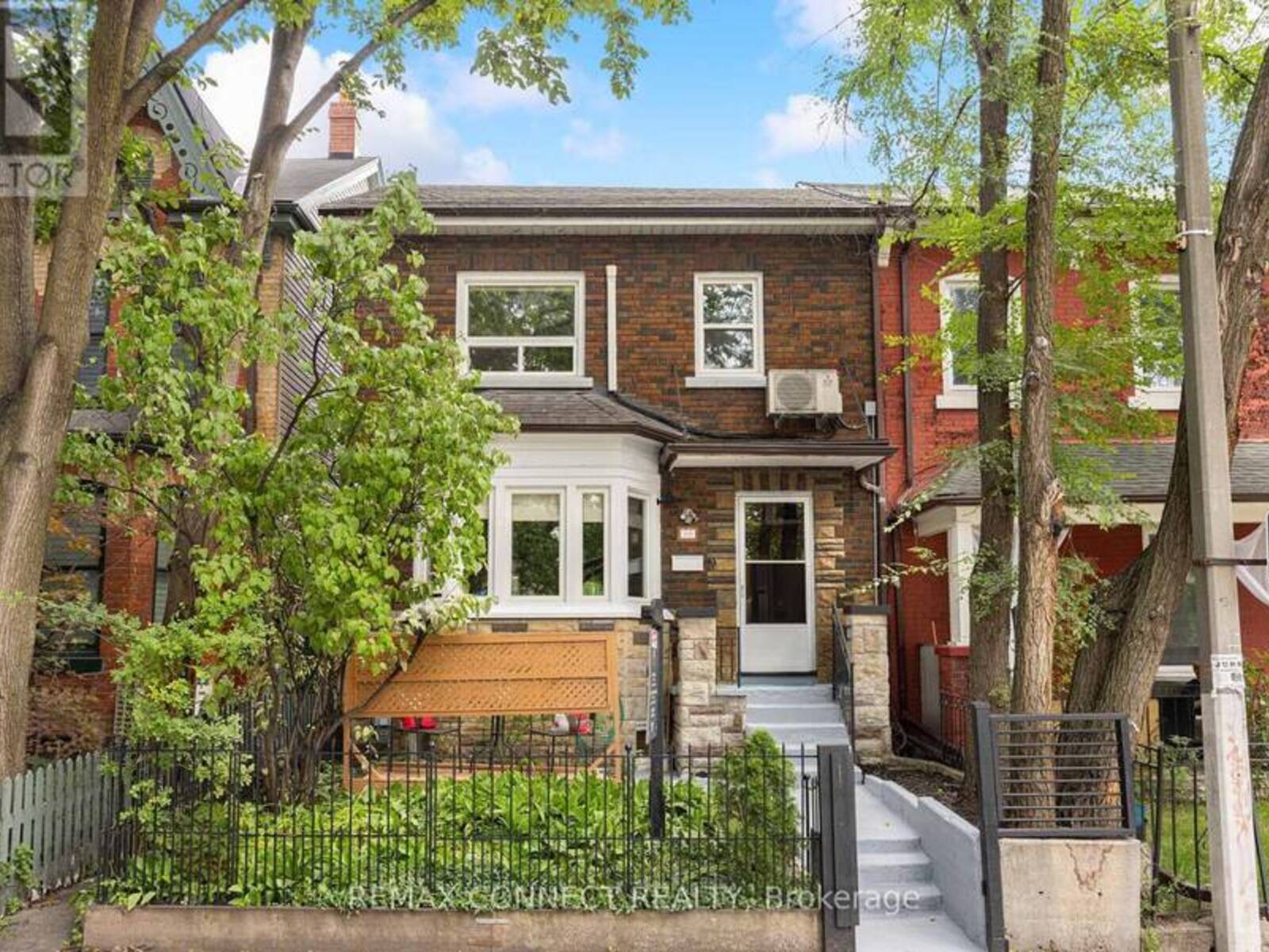 29 DENISON AVENUE, Toronto, Ontario M5T 2M6