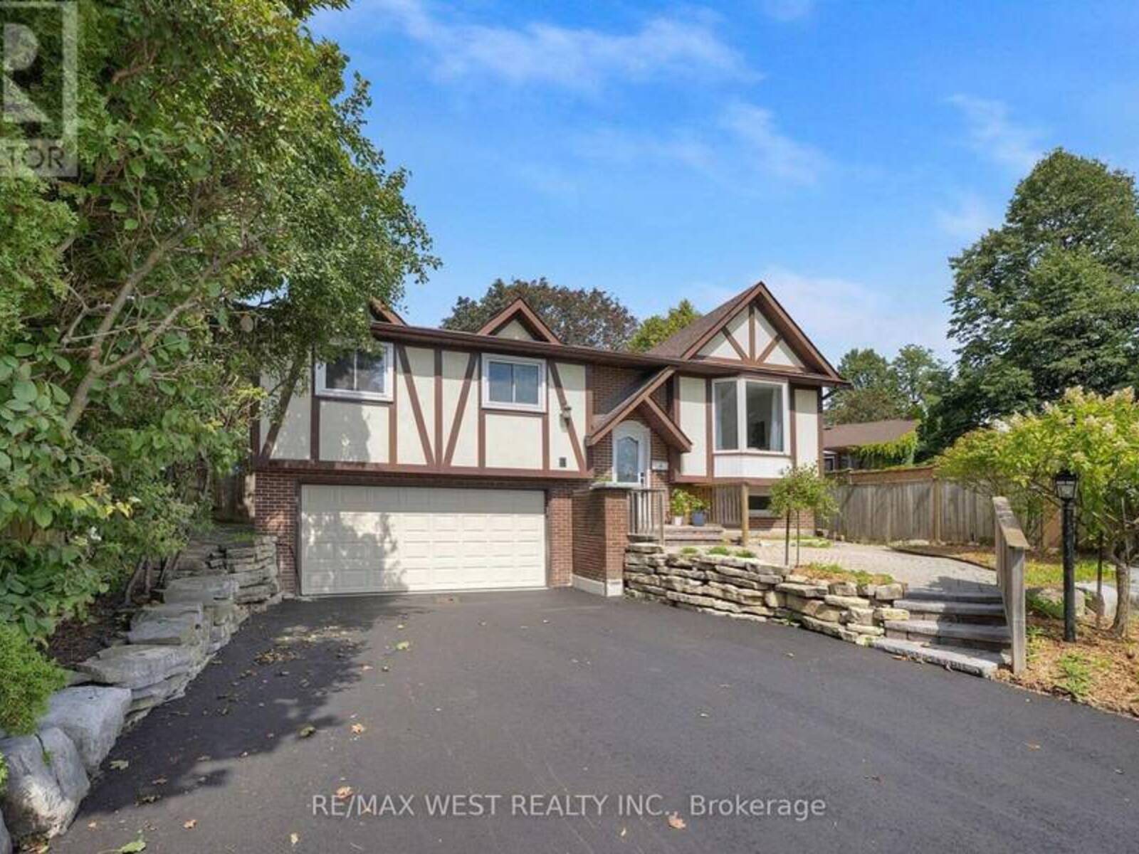 4 FLEMINGTON COURT, Whitby, Ontario L1N 5X2
