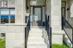 41 KAHSHE LANE | Richmond Hill Ontario | Slide Image Three
