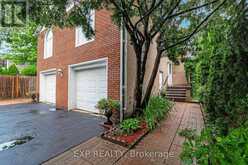 639 IRWIN CRESCENT | Newmarket Ontario | Slide Image Two