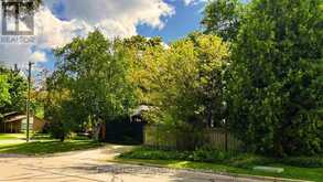 1 WILLIS DRIVE | Aurora Ontario | Slide Image Five