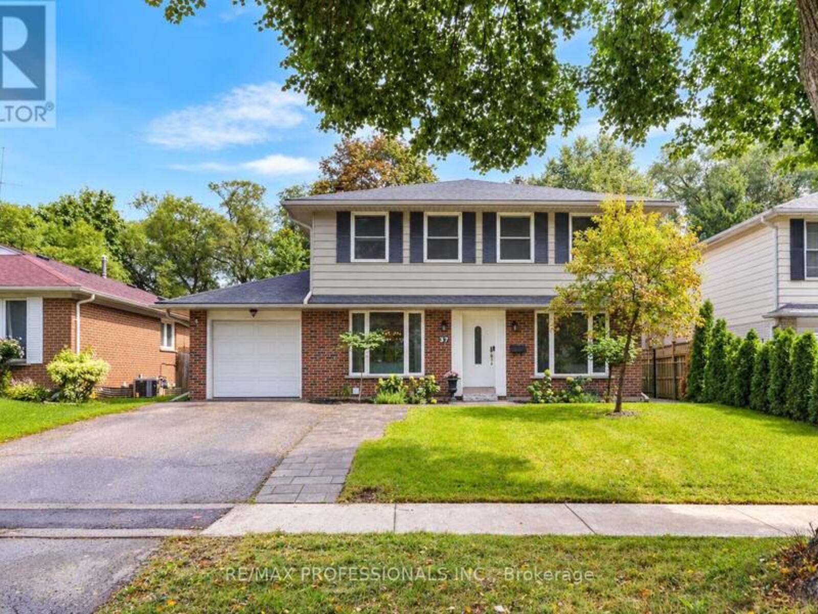 37 BIRCHLEAF CRESCENT, Toronto, Ontario M9R 2L5