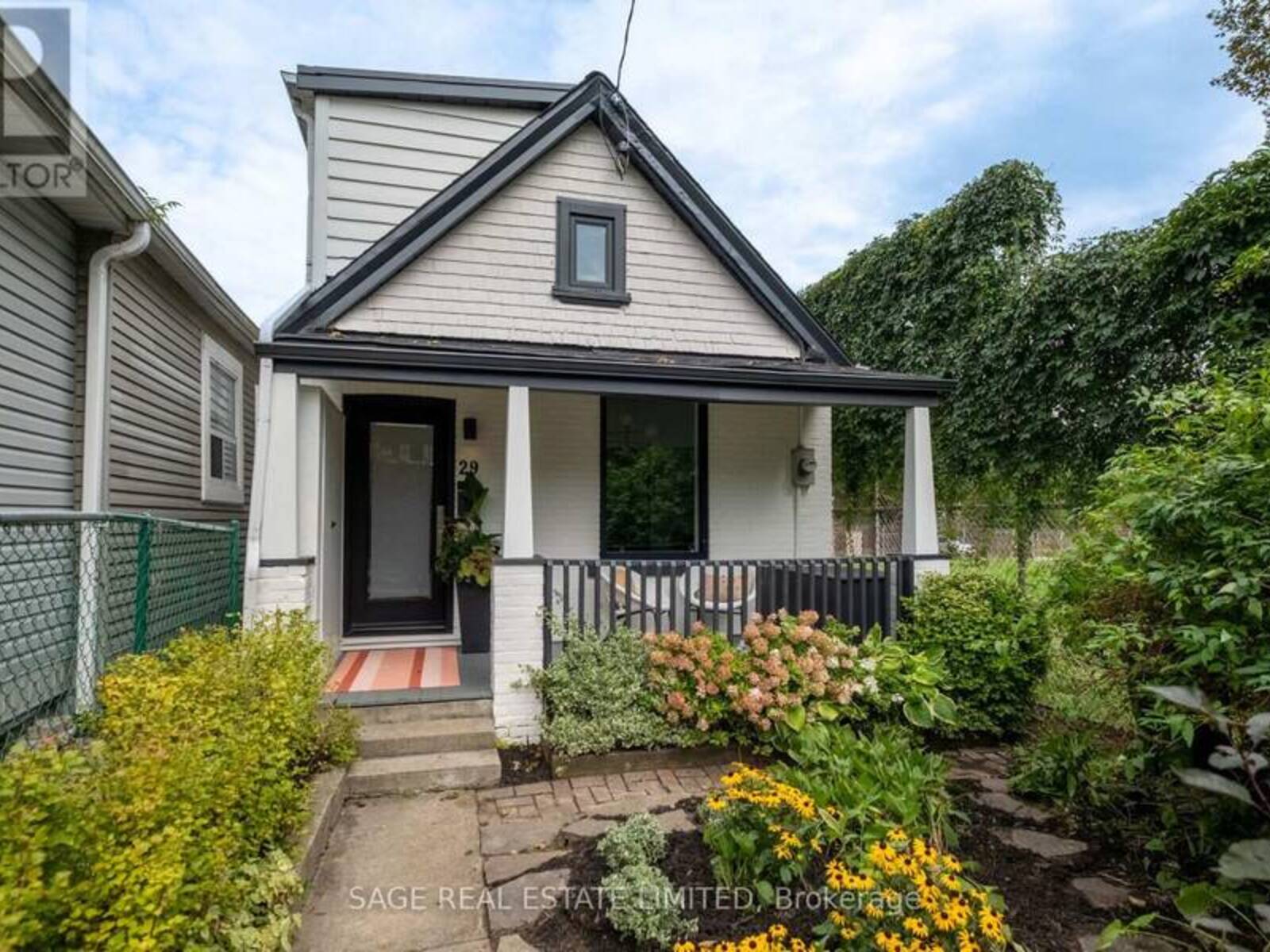 29 BUSHELL AVENUE, Toronto, Ontario M4M 3B8
