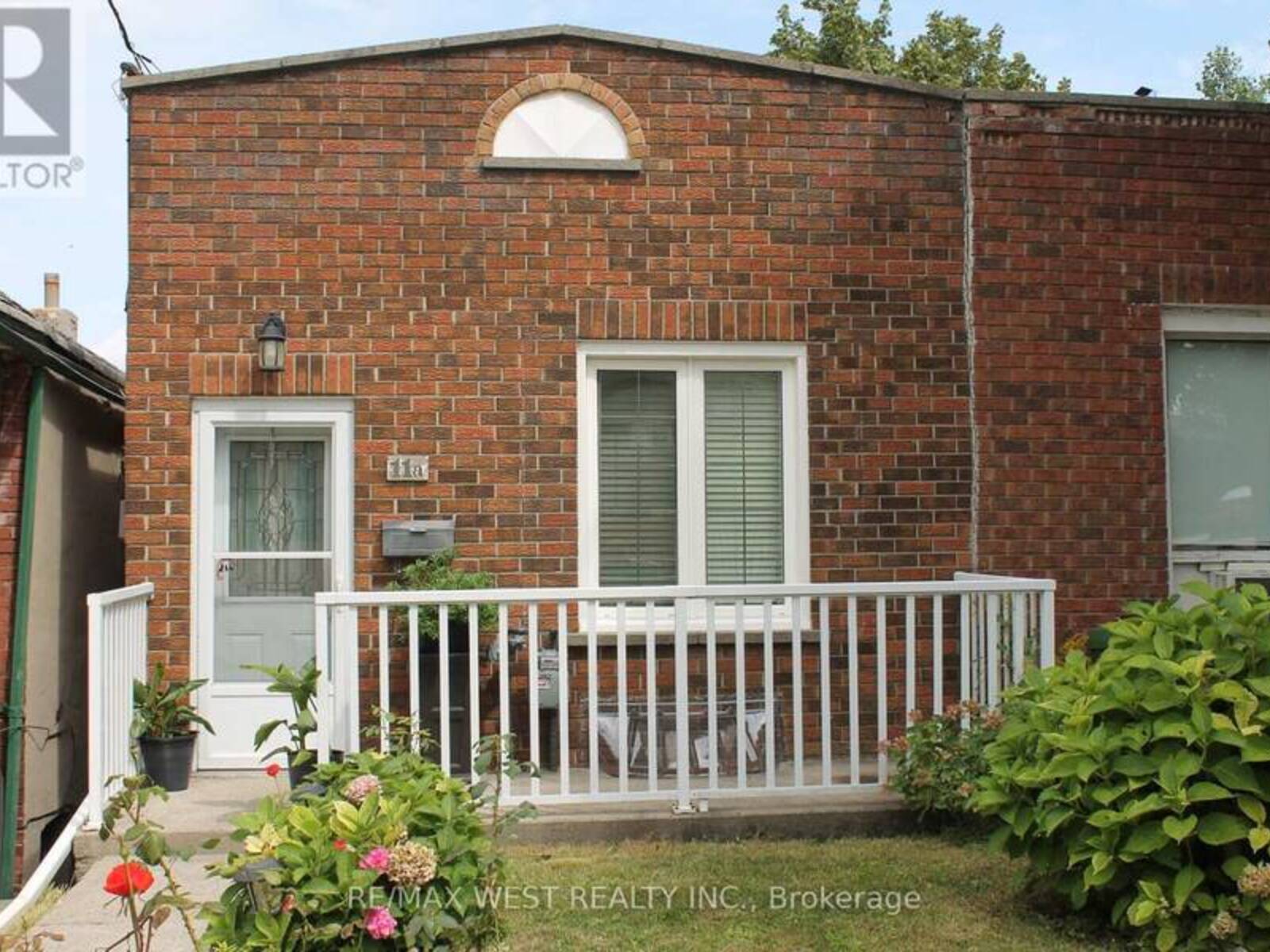 11A WOODCROFT CRESCENT, Toronto, Ontario M6E 1W7