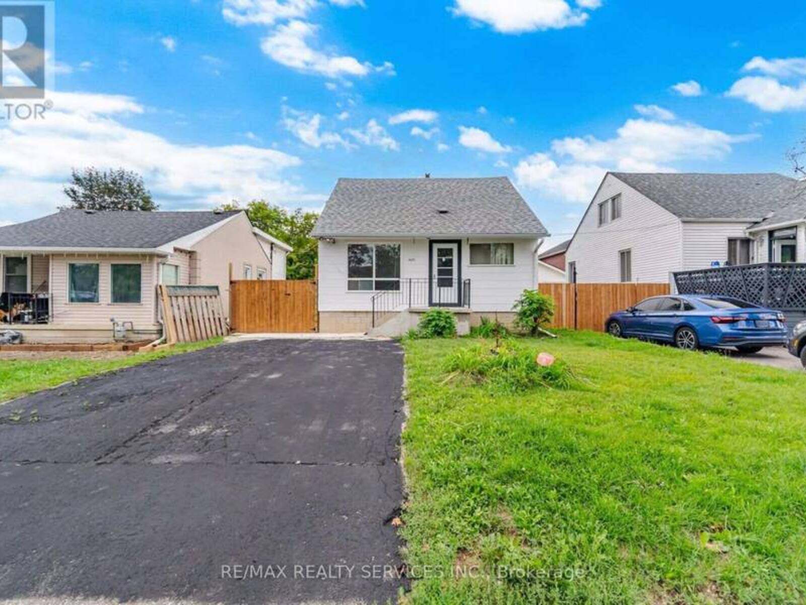 3051 CHURCHILL AVENUE, Mississauga, Ontario L4T 1R4