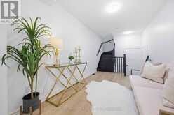 7 VANTAGE LOOP | Newmarket Ontario | Slide Image Seven
