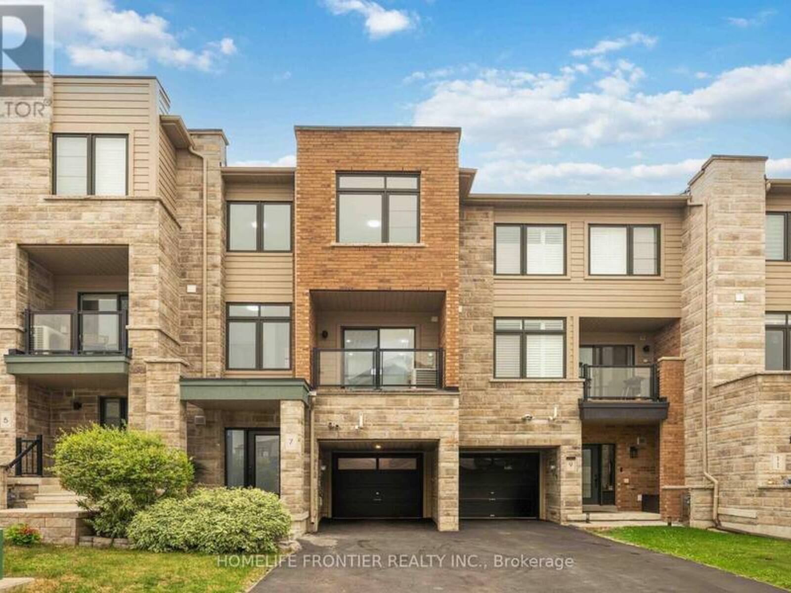 7 VANTAGE LOOP, Newmarket, Ontario L3X 0K6