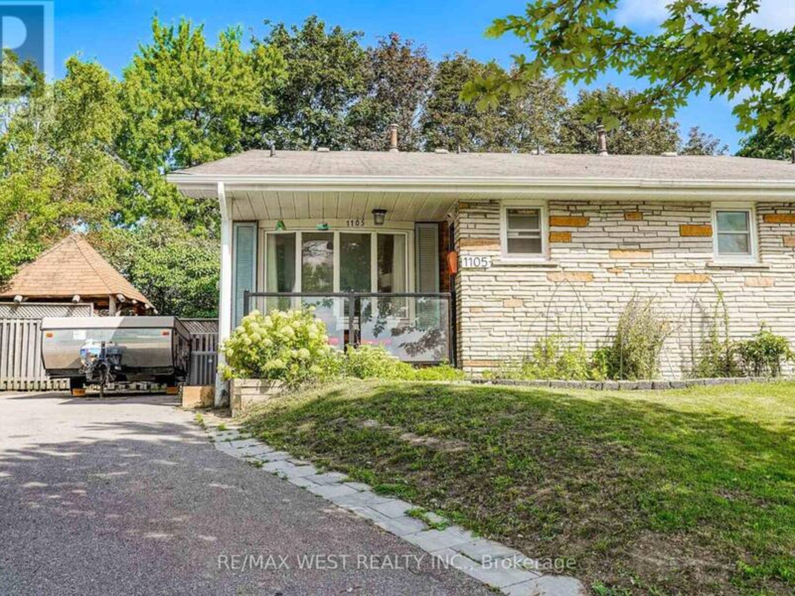 1105 VALLEY COURT, Oshawa, Ontario L1J 3M4