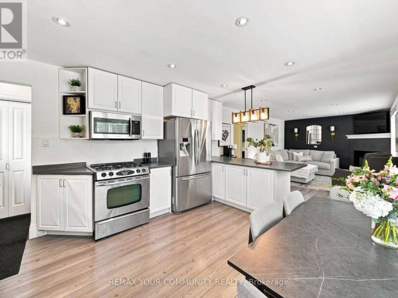 422 QUEEN STREET, Newmarket, Ontario L3Y 2H2