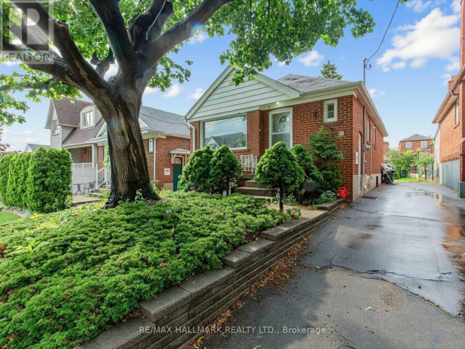 38 YPRES ROAD, Toronto, Ontario M6M 1N9