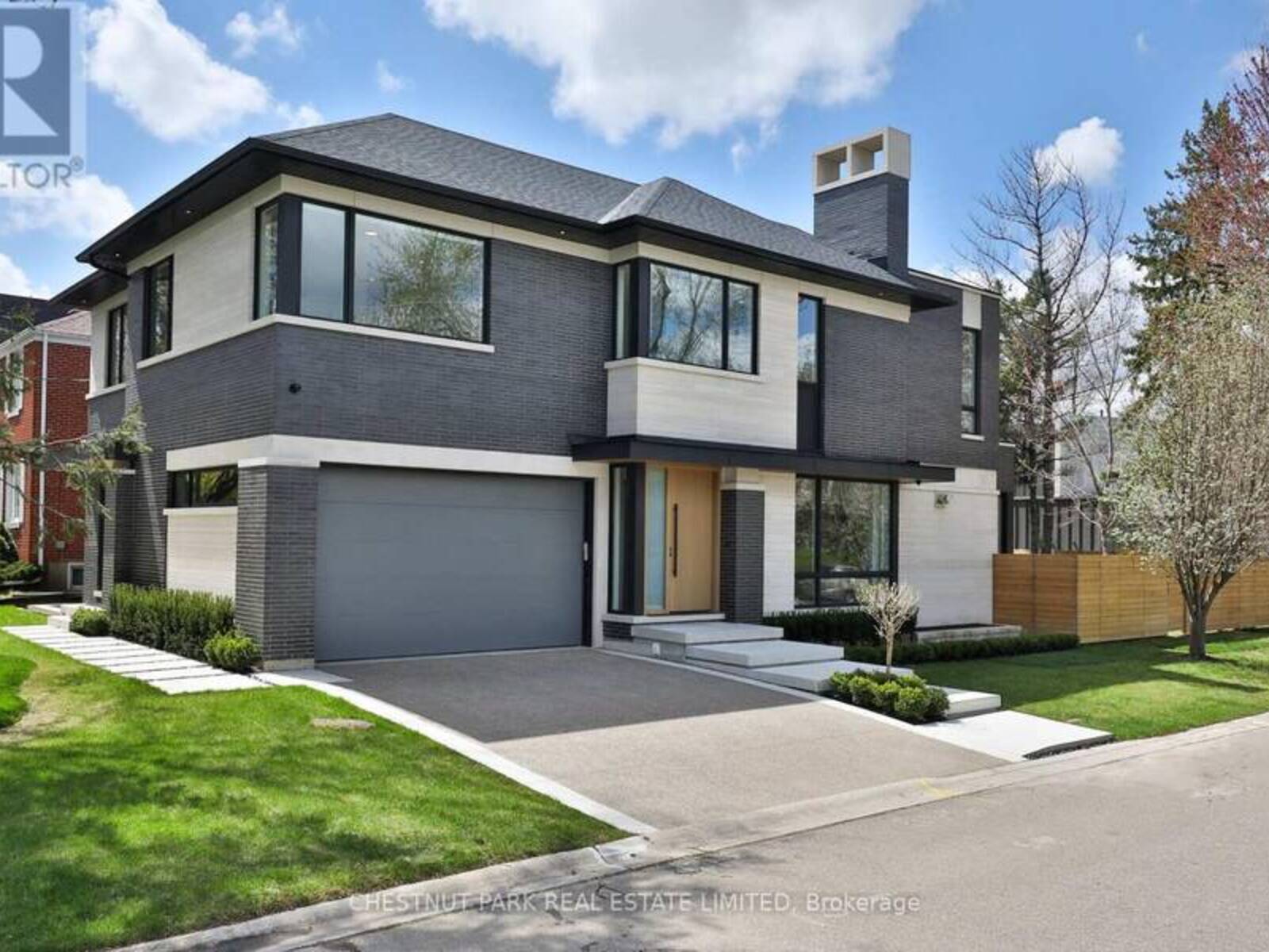 2 MARCHWOOD DRIVE, Toronto, Ontario M3H 1J8