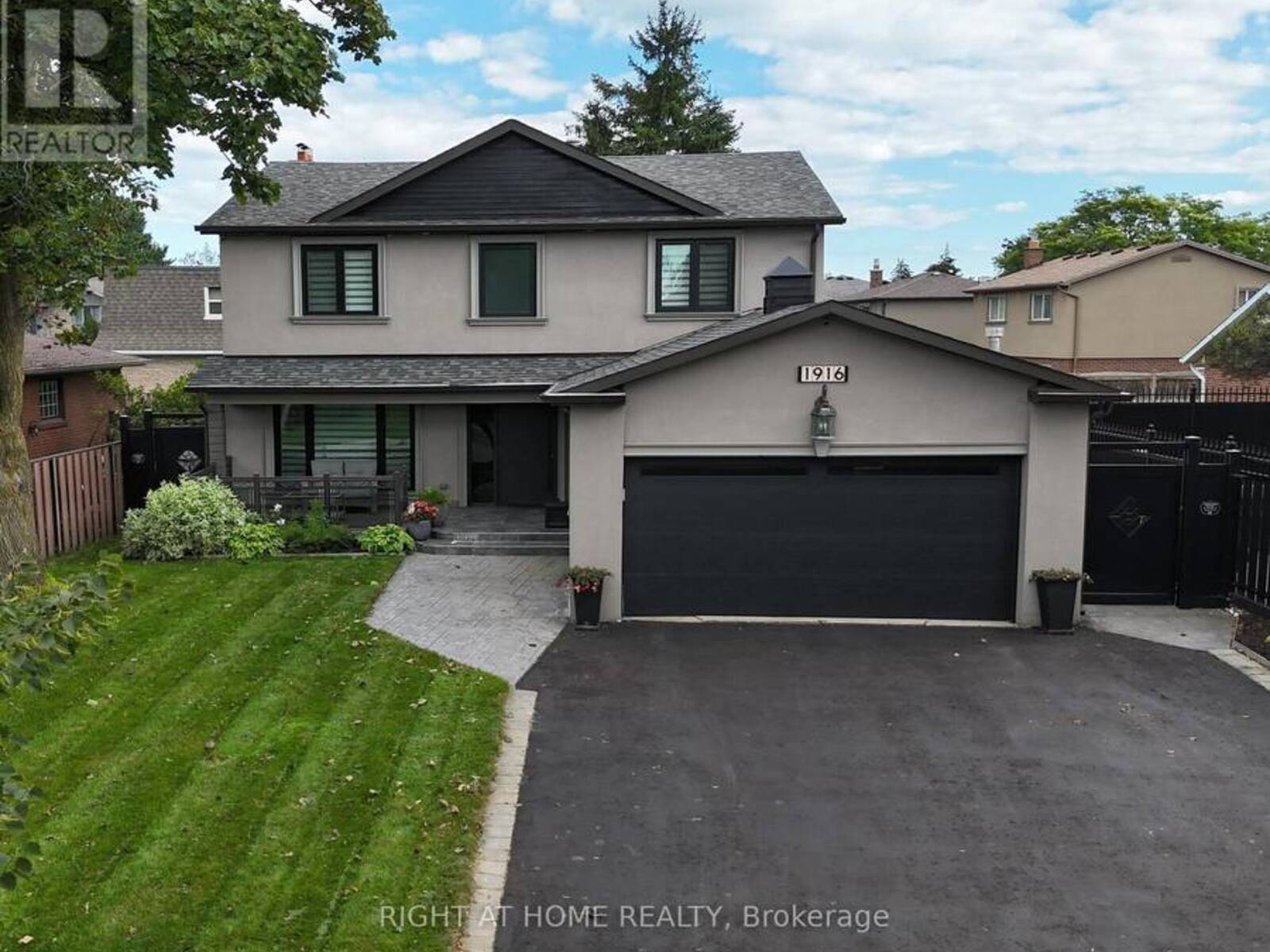 1916 PAGEHURST COURT, Mississauga, Ontario L4X 1Y7
