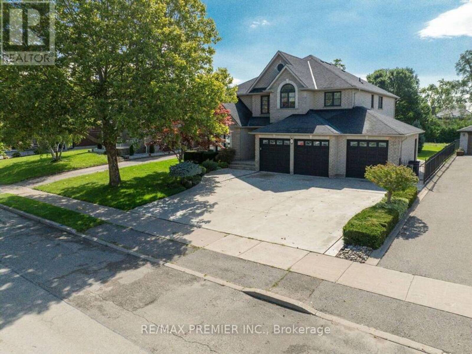 27 GAYDON AVENUE, Toronto, Ontario M9M 1G6
