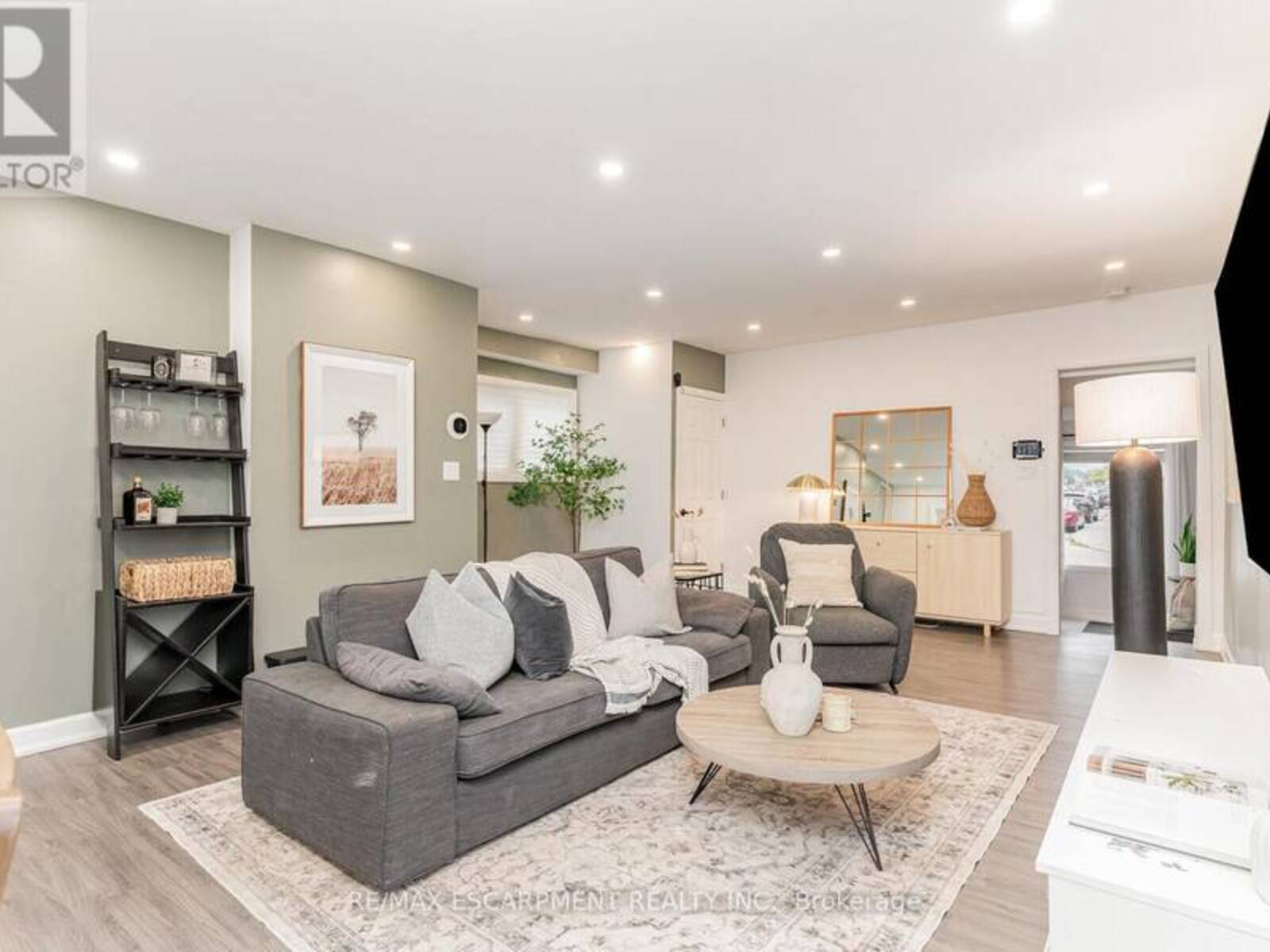 4 ROBINS AVENUE, Hamilton, Ontario L8H 4M6