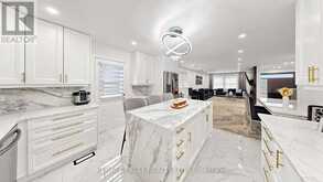 332 DIXON BOULEVARD | Newmarket Ontario | Slide Image Fifteen