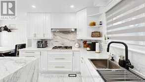 332 DIXON BOULEVARD | Newmarket Ontario | Slide Image Eighteen