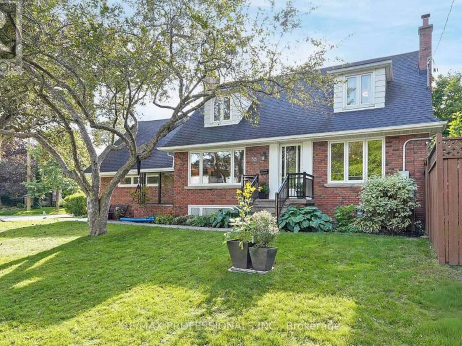 38 BALLACAINE DRIVE, Toronto, Ontario M8Y 4A9