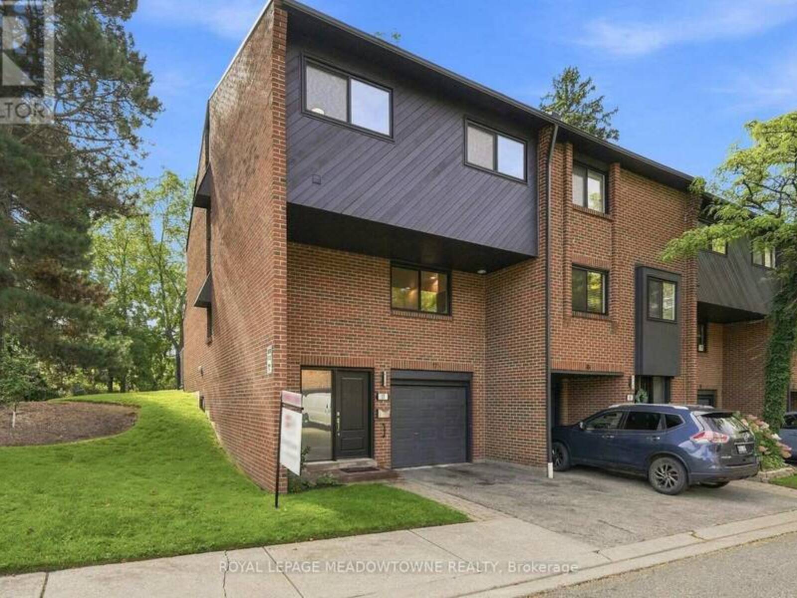 17 - 20 MINEOLA ROAD, Mississauga, Ontario L5G 4N9