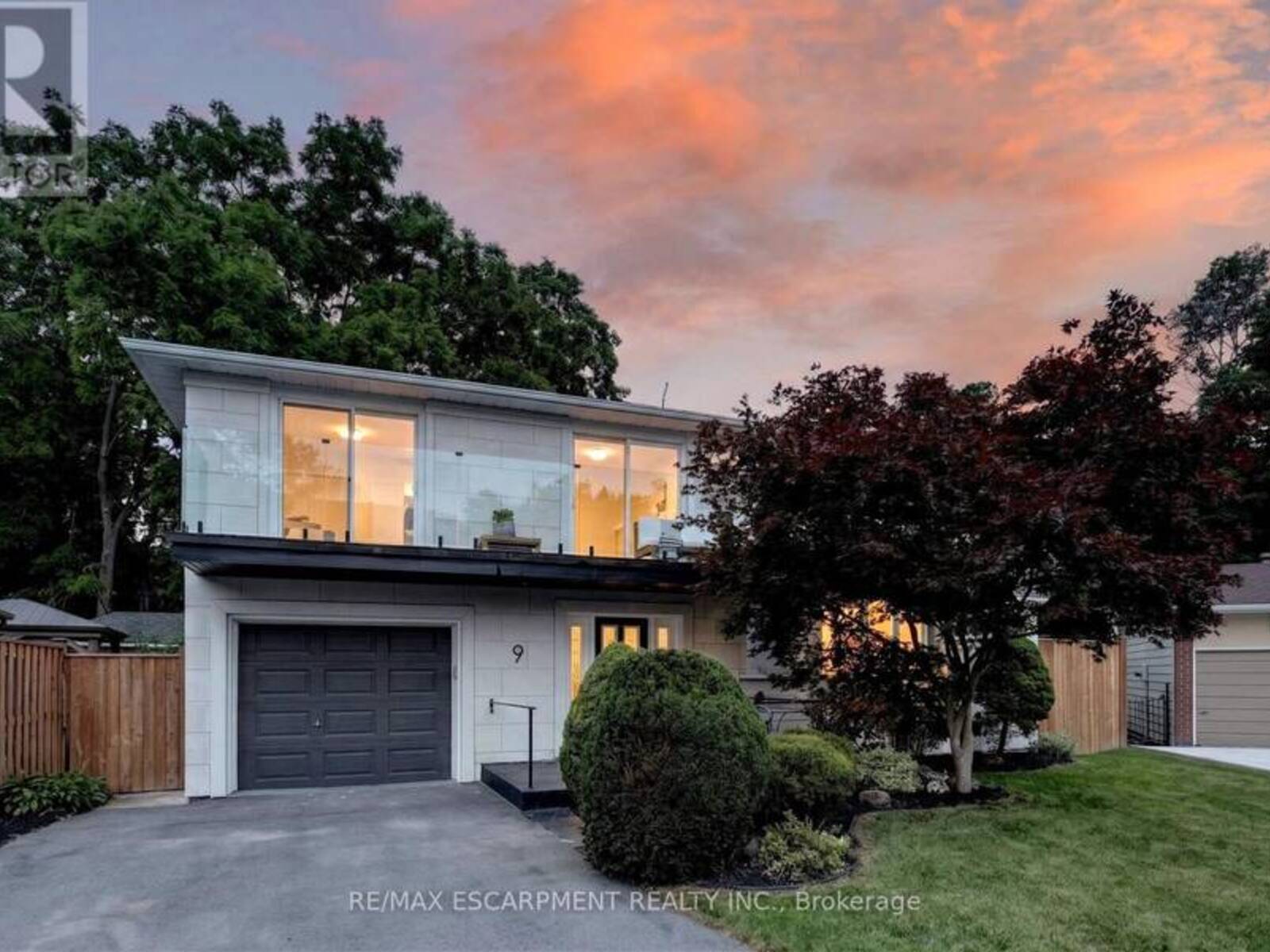 9 LESLIE DRIVE, Hamilton, Ontario L8G 2P6