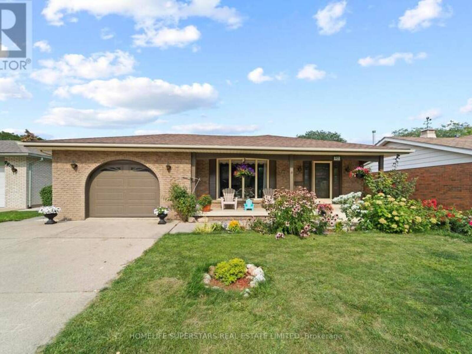 9925 HOLLY CRESCENT, Windsor, Ontario N8R 1Y6